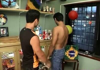 Gay with large muscles and bulky cock bonks a guy in the ass - nvdvid.com