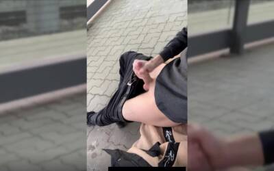 Skinny Twink holt sich am Bahnhof einen runter und spritz ab Sexy skinny Boy - boyfriendtv.com