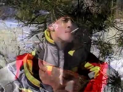 Flaccid cock after cumming gay Roma Smokes In The Snow - nvdvid.com
